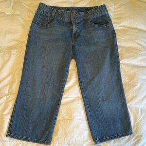 Eddie Bauer Womens Size 8 Jean Capri Pants. Curvy Fit. Cute Pocket Detail. (A)
